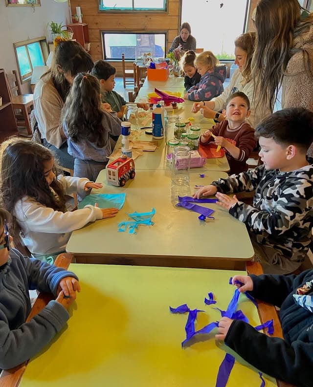 Niños y niñas jugando en el jardín de Azucarcandia